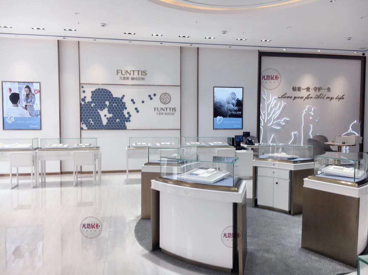 化妝品店如何利用展示柜做好產(chǎn)品陳列