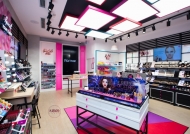 深圳哪里可以買到化妝品店用的柜臺(tái)椅子收銀臺(tái)？找什么樣的化妝品展柜廠家好? 