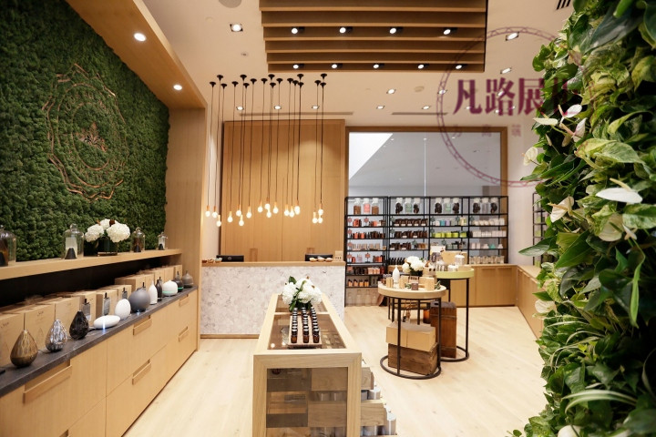 上海客戶千里選擇凡路制作護(hù)膚品店展示柜