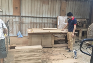 凡路展柜廠(chǎng)化妝品制作實(shí)拍圖
