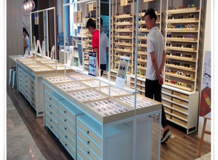 凡路成品訂制款眼鏡店眼鏡展示柜臺設(shè)計效果圖