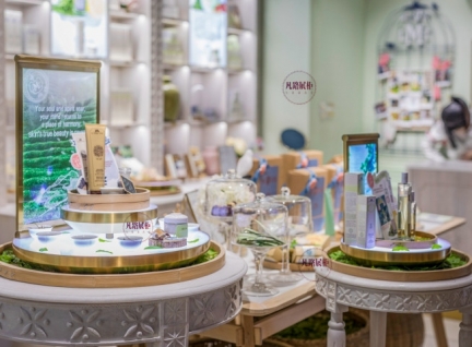 深圳展柜設(shè)計(jì)公司，制作時(shí)尚可愛(ài)的化妝品店展柜效果圖