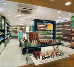 最新化妝品店展柜現(xiàn)場效果圖