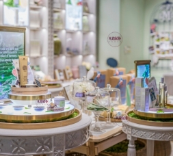 深圳展柜設(shè)計(jì)公司，制作時(shí)尚可愛(ài)的化妝品店展柜效果圖